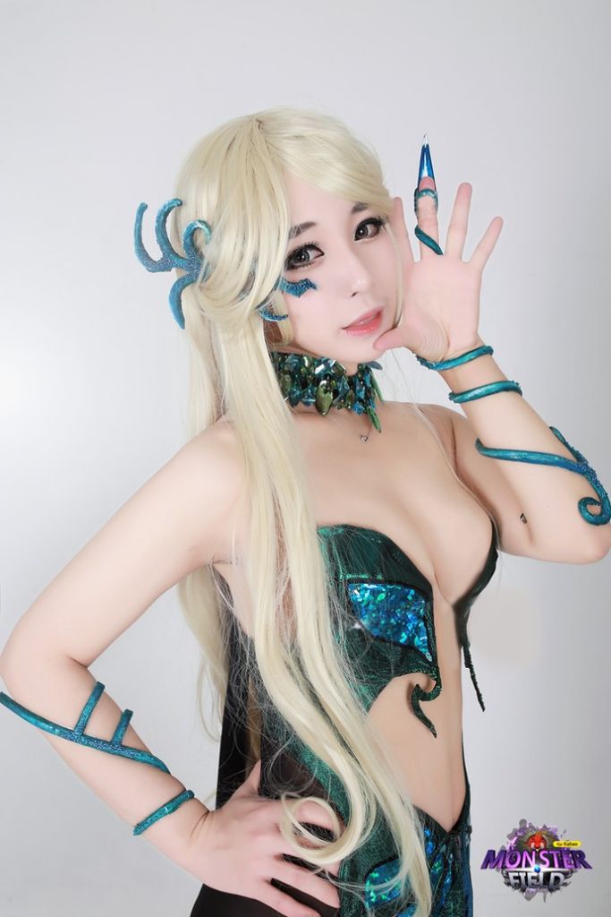 Cosplay quái vật rừng Lilith sexy trong Monster Field