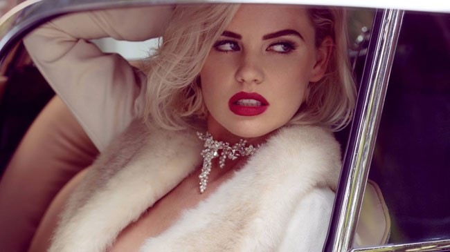 Kayslee Collins người mẫu Playboy sexy bên Jaguar E-Type